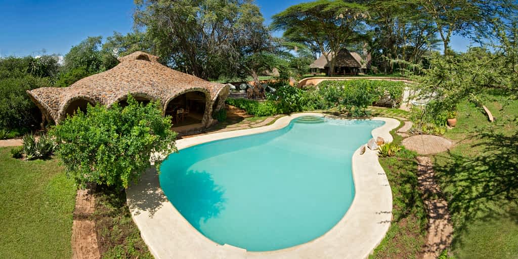 SWIMMING POOL AT LEWA